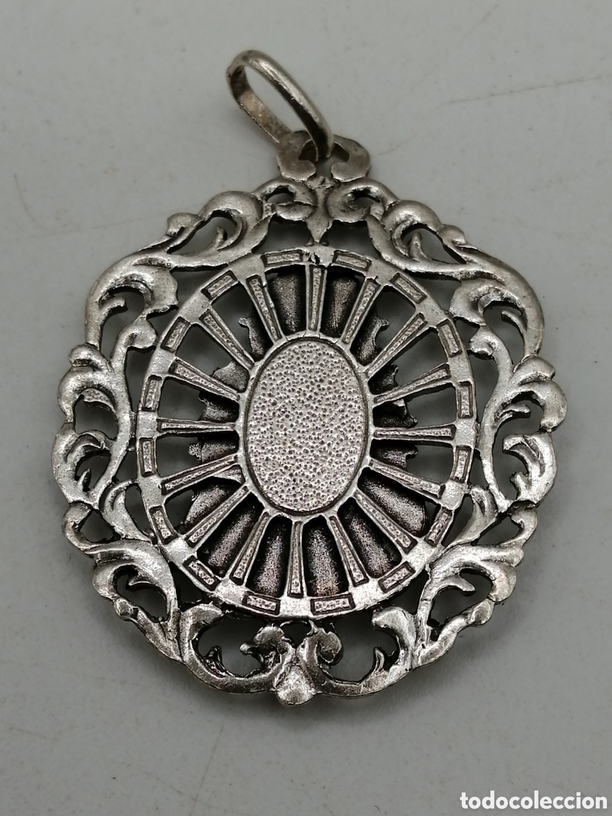Antig&uuml;edades: Medalla religiosa plata de ley - Foto 4