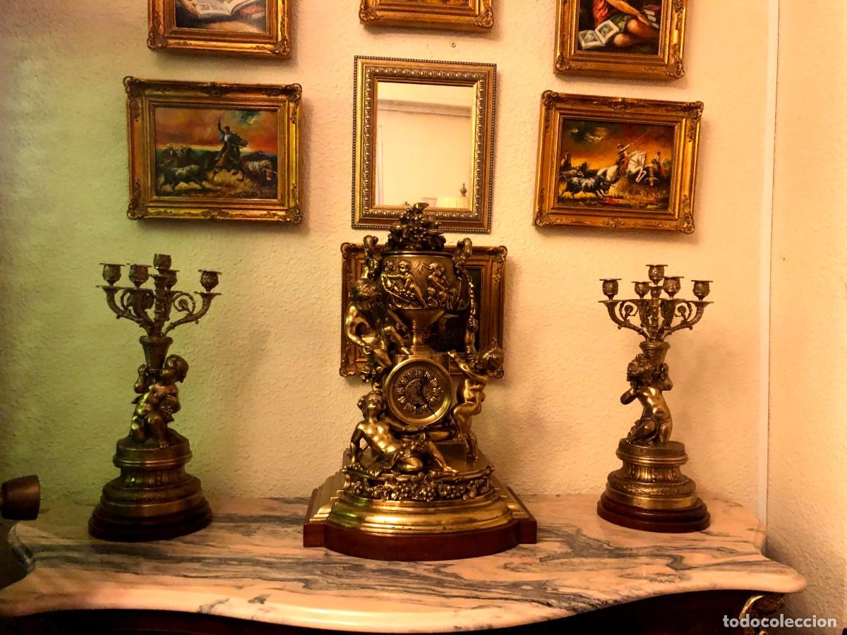 Antig&uuml;edades: Guarnici&oacute;n de reloj y candelabros en bronce - Foto 2