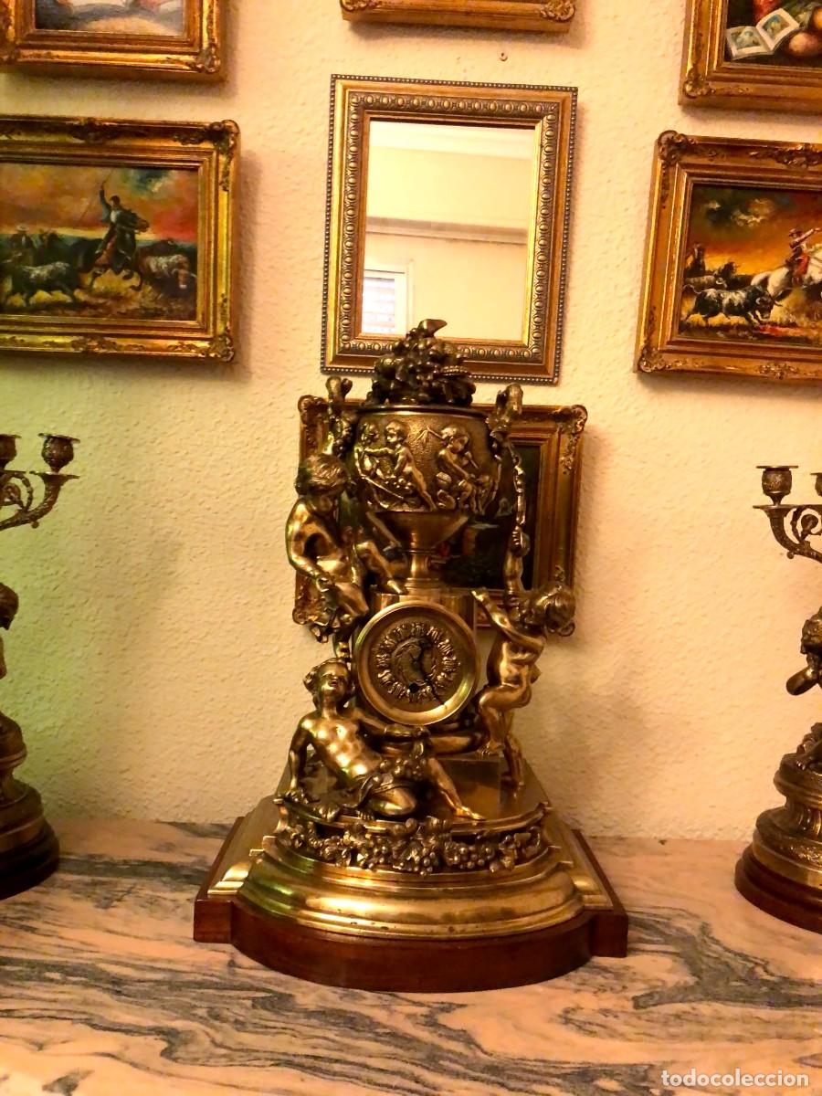 Antig&uuml;edades: Guarnici&oacute;n de reloj y candelabros en bronce - Foto 3