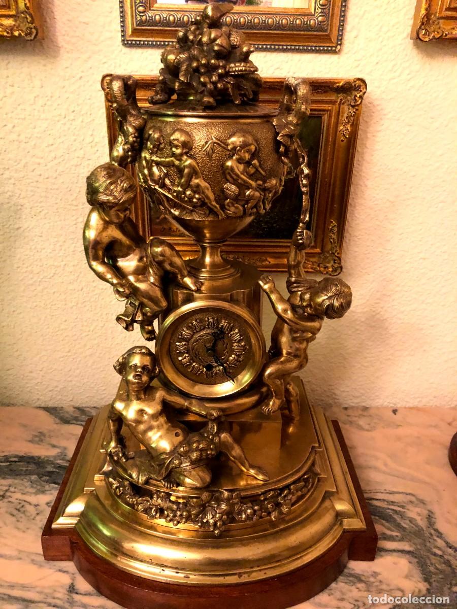 Antig&uuml;edades: Guarnici&oacute;n de reloj y candelabros en bronce - Foto 4