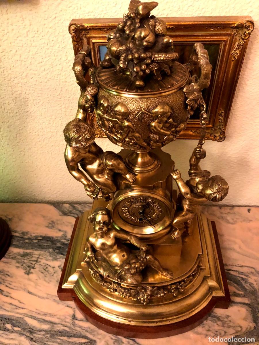 Antig&uuml;edades: Guarnici&oacute;n de reloj y candelabros en bronce - Foto 6