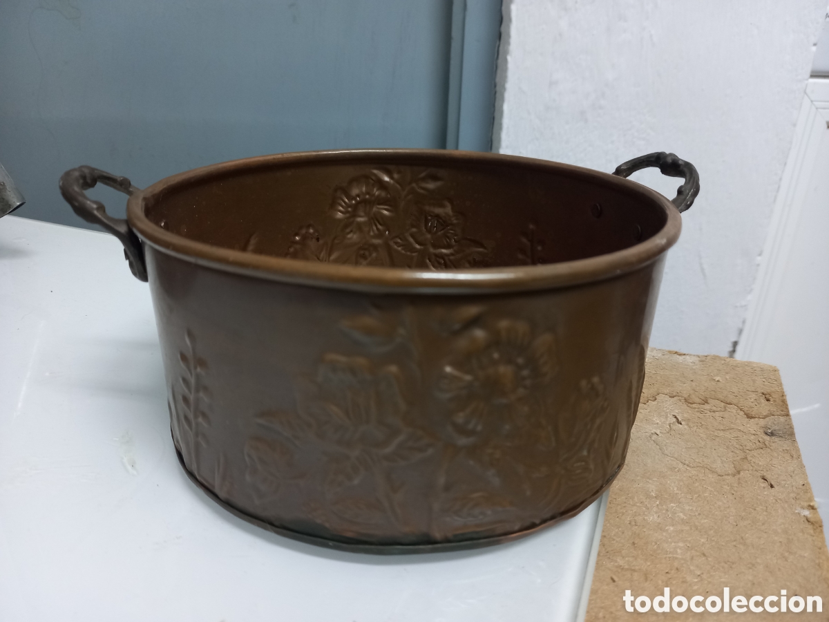 Antig&uuml;edades: OLLA DE COBRE CON FLORES EN RELIEVE