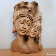 Antigüedades: CAUTIVADORA ESCULTURA ANTIGUA HINDUISTA DE SITA Y RAMA, BELLAMENTE TALLADA EN MADERA, GRAN REALISMO.
