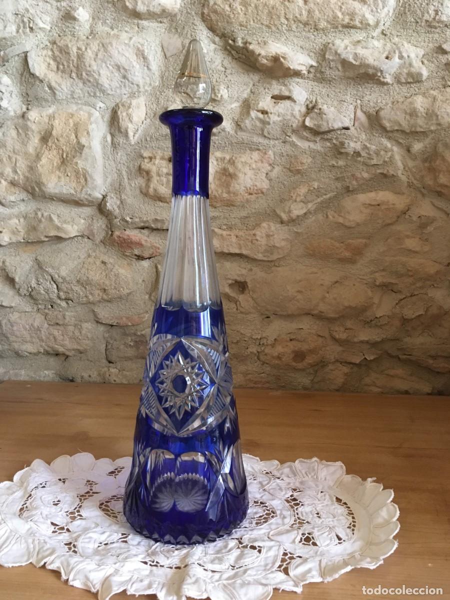 Antig&uuml;edades: LICORERA DE CRISTAL AZUL TALLADA - Foto 1
