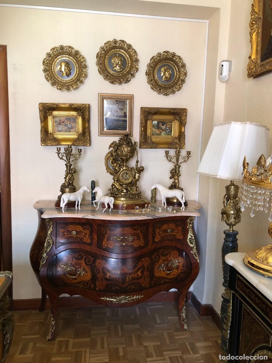 Antig&uuml;edades: C&oacute;moda en marqueter&iacute;a y bronce - Foto 1