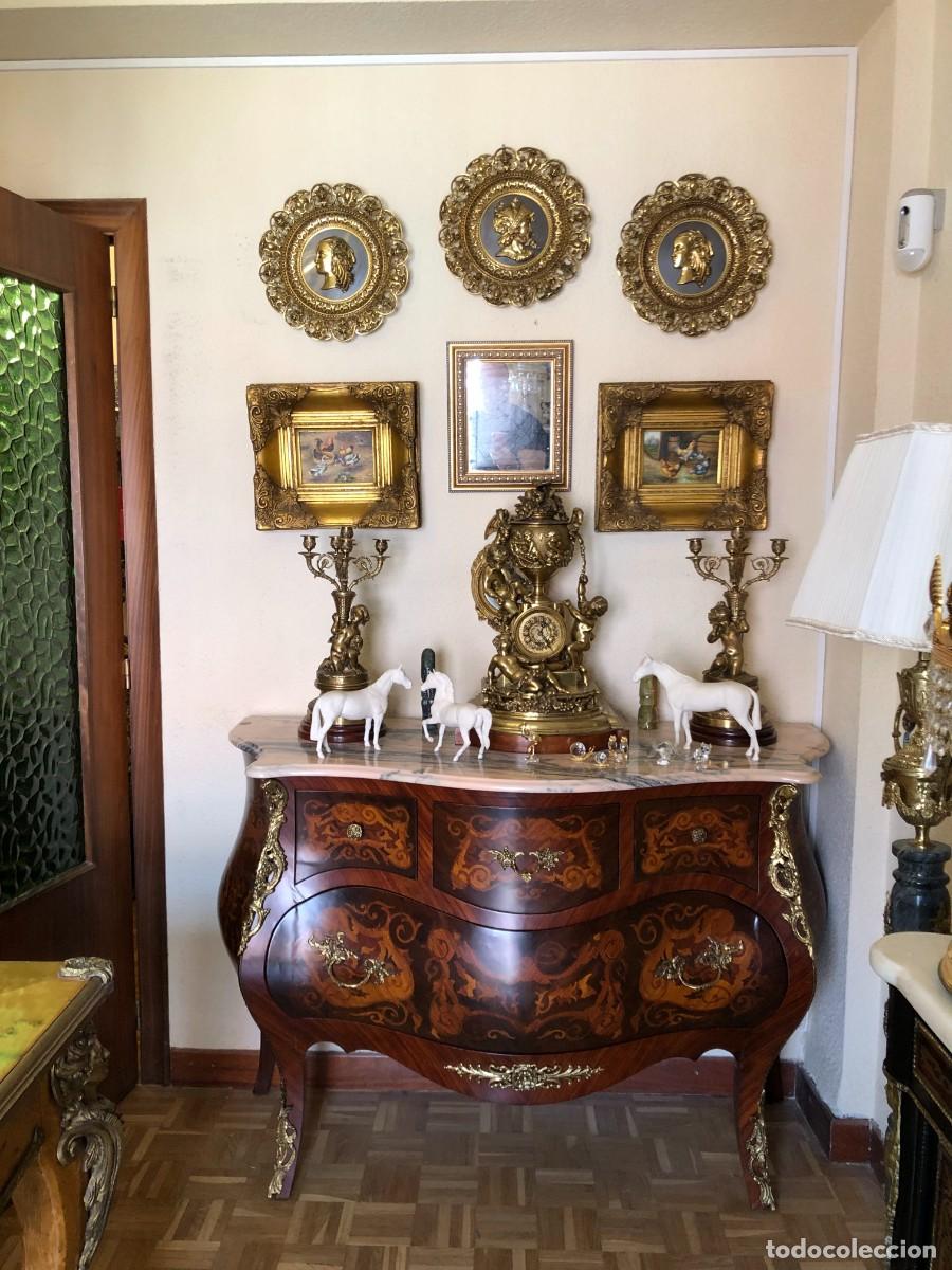 Antig&uuml;edades: C&oacute;moda en marqueter&iacute;a y bronce - Foto 2
