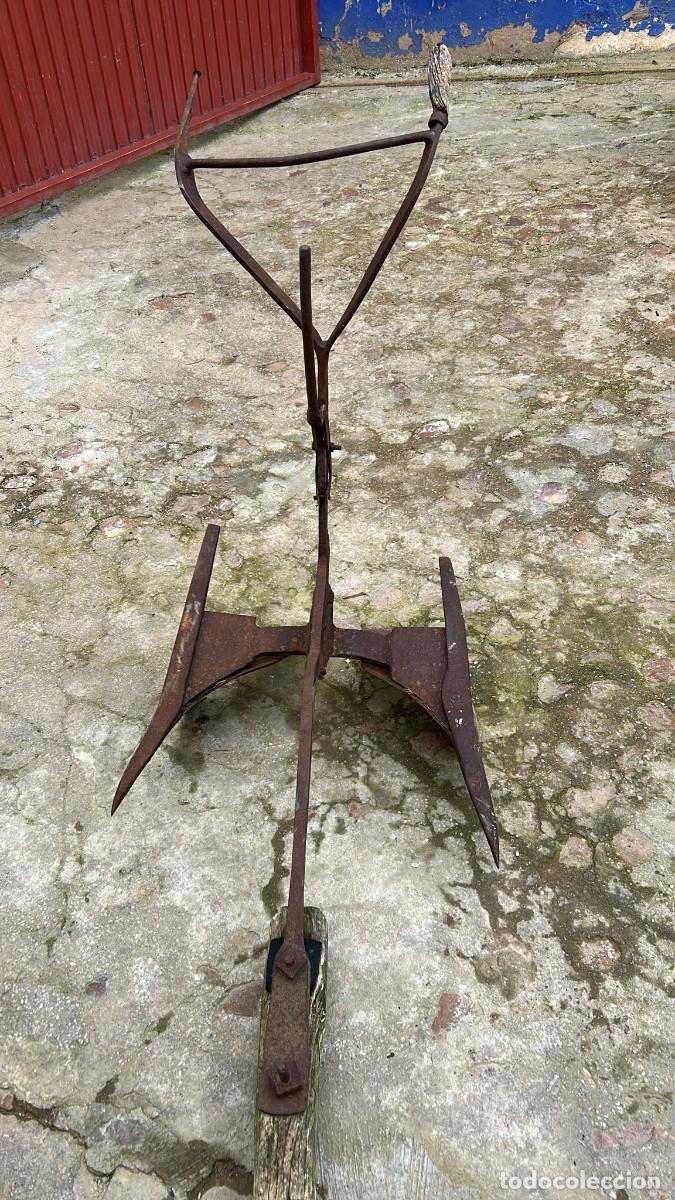 Antig&uuml;edades: ARADO ANTIGUO SIN LA VERTEDERA - Foto 1