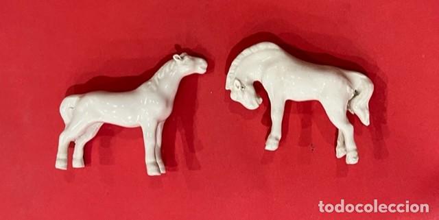 Antiques: DOS CABALLOS EN MINIATURA DE PORCELANA, ANTIGUOS