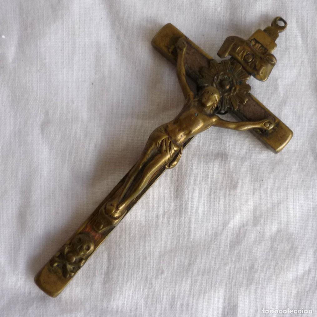 Antig&uuml;edades: Antiguo crucifijo en madera y bronce - Foto 1