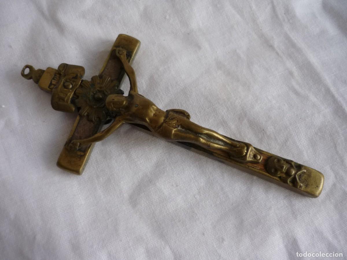 Antig&uuml;edades: Antiguo crucifijo en madera y bronce - Foto 2