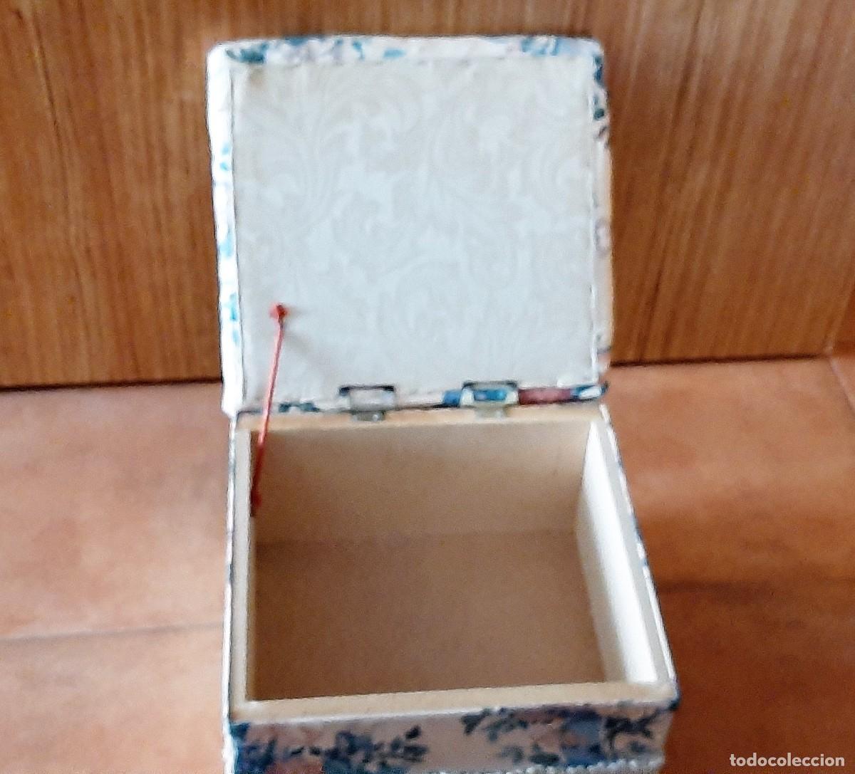 Antig&uuml;edades: Puff antiguo abatible tapizado - Foto 3