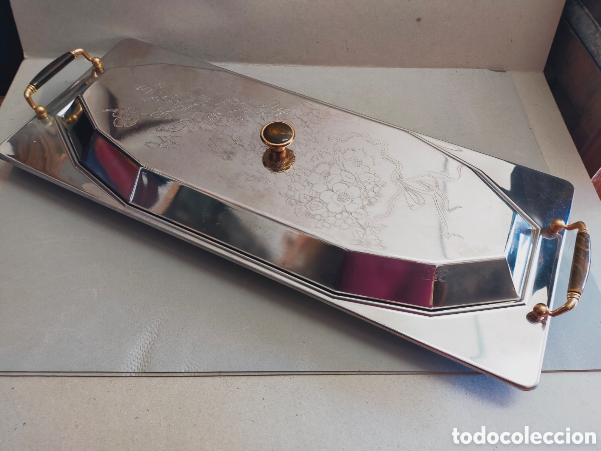 Antig&uuml;edades: FUENTE CON TAPA PARA SERVIR CARNE O PESCADO. DOS ASAS Y TAPA. DETALLES DORADOS.