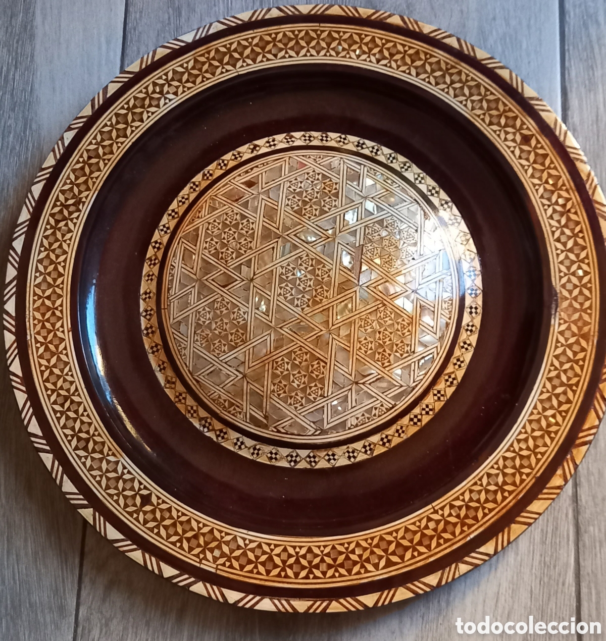 Antig&uuml;edades: Antiguo plato-bandeja de madera taraceada.