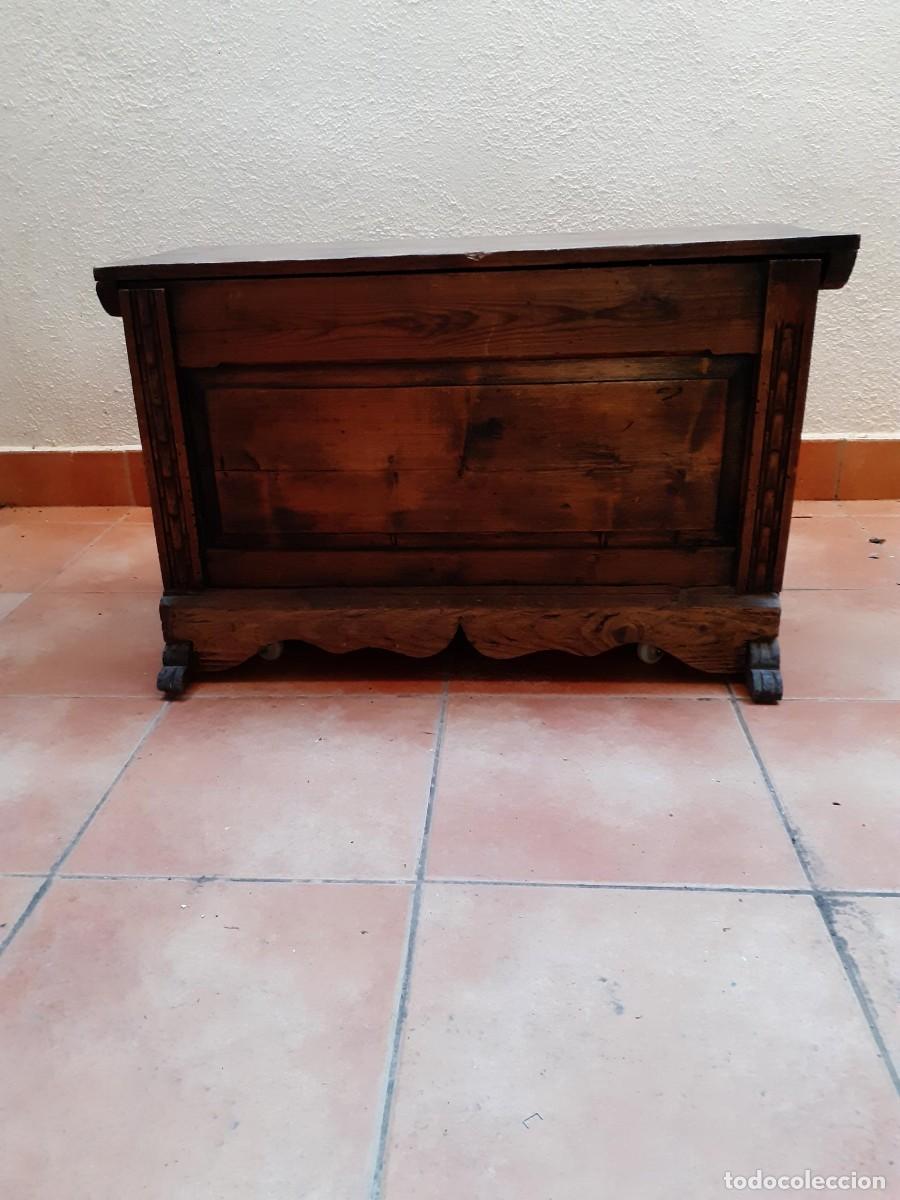 Antig&uuml;edades: Arca-baul rustica de madera de pino - Foto 1