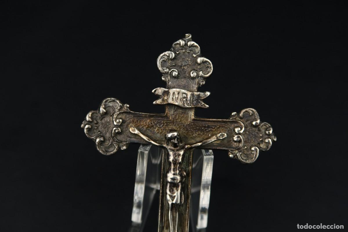 Antig&uuml;edades: Antiguo Crucifijo Benditera de Plata - Foto 2