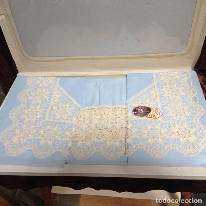 Antig&uuml;edades: ANTIGUO JUEGO DE CAMA SIN ESTRENAR MACRAME AZUL - Foto 1