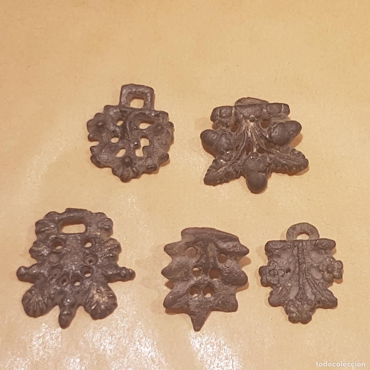 Antig&uuml;edades: PEQUE&Ntilde;AS HEBILLAS.BRONCE DORADO.INVASIONES GODAS.SIGLO VI DC.
