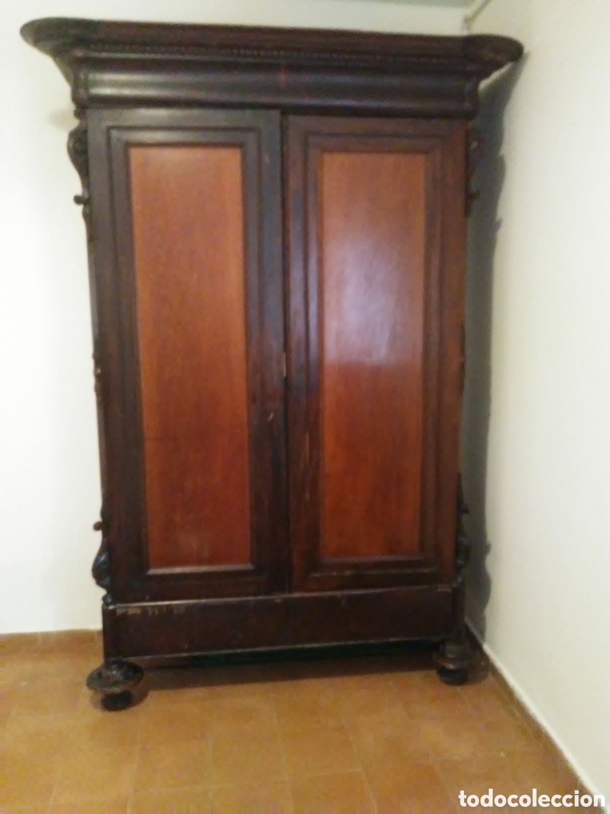 Antig&uuml;edades: ARMARIO DE DORMITORIO EN CHAPA DE CAOBA - Foto 1