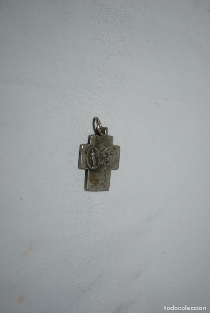 Antig&uuml;edades: CRUZ DE PLATA O PLATEADA , CON LETRAS . - Foto 2