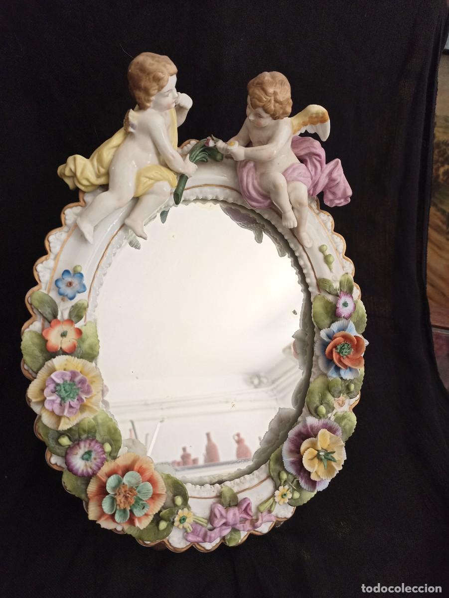 Antig&uuml;edades: Espejo ovalado de porcelana alemana. Siglo XIX