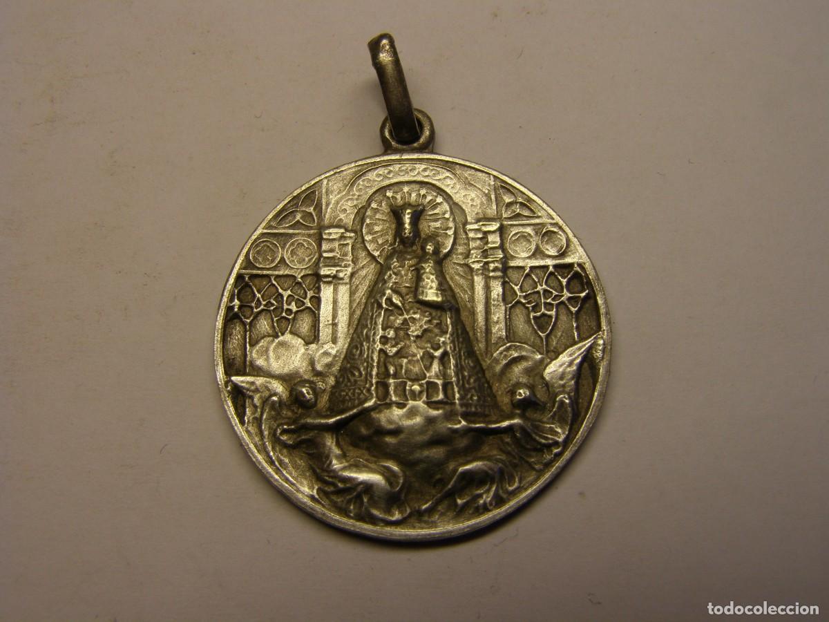 Antigüedades: Antigua y gran medalla religiosa la Virgen del Claustro.