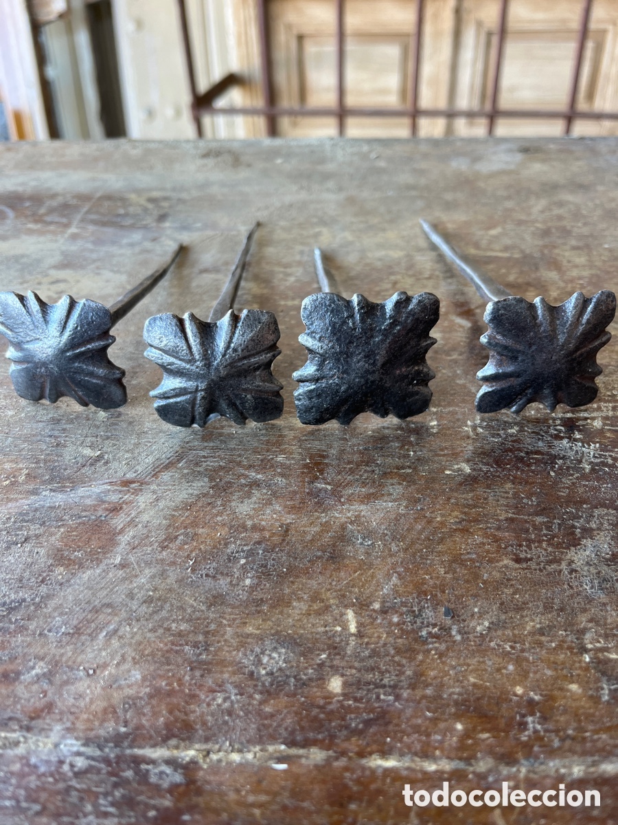 Antig&uuml;edades: 4 clavos de forja - Foto 1