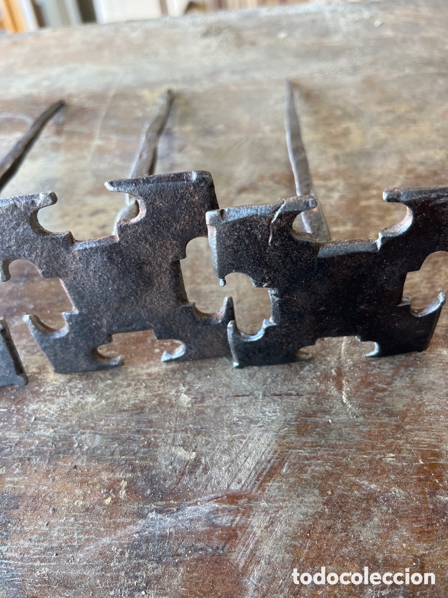 Antig&uuml;edades: 4 clavos de forja - Foto 3