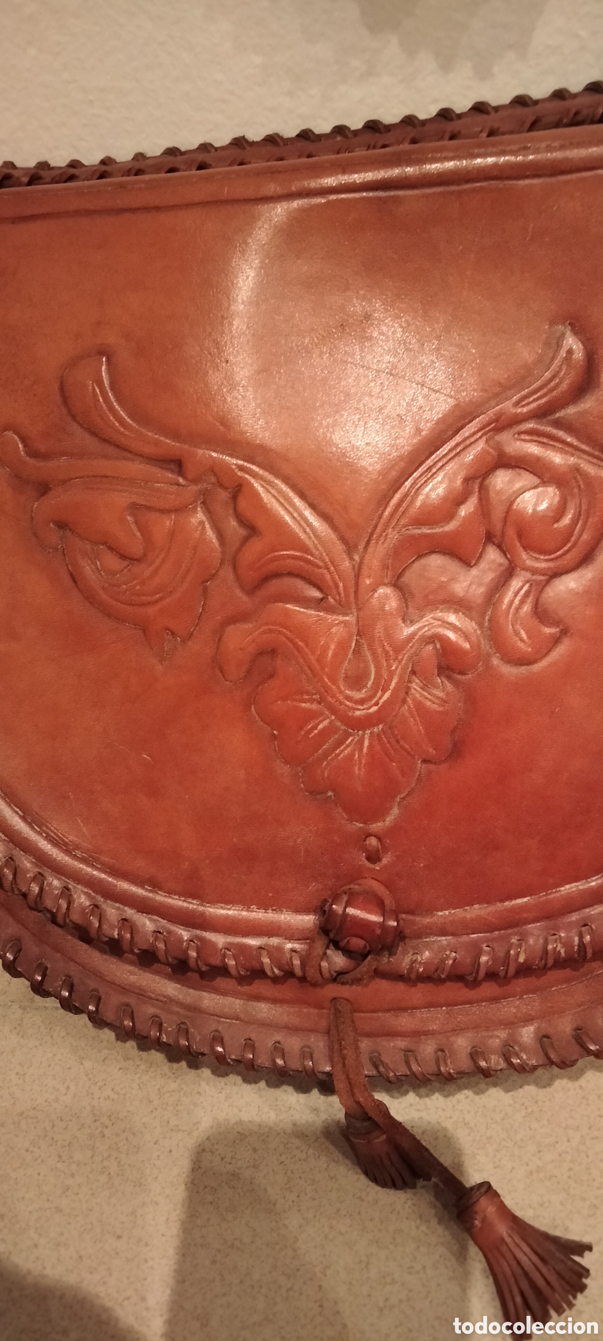 Antig&uuml;edades: Bolso de cuero repujado - Foto 2
