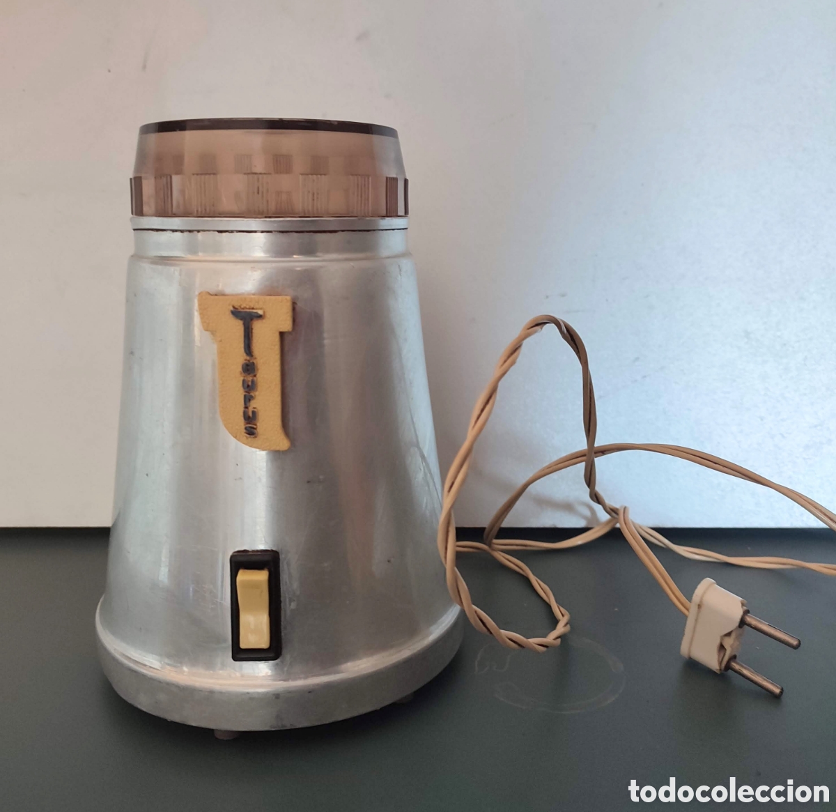 Antig&uuml;edades: Antiguo molinillo de caf&eacute; Taurus en funcionamiento .A&ntilde;os 60