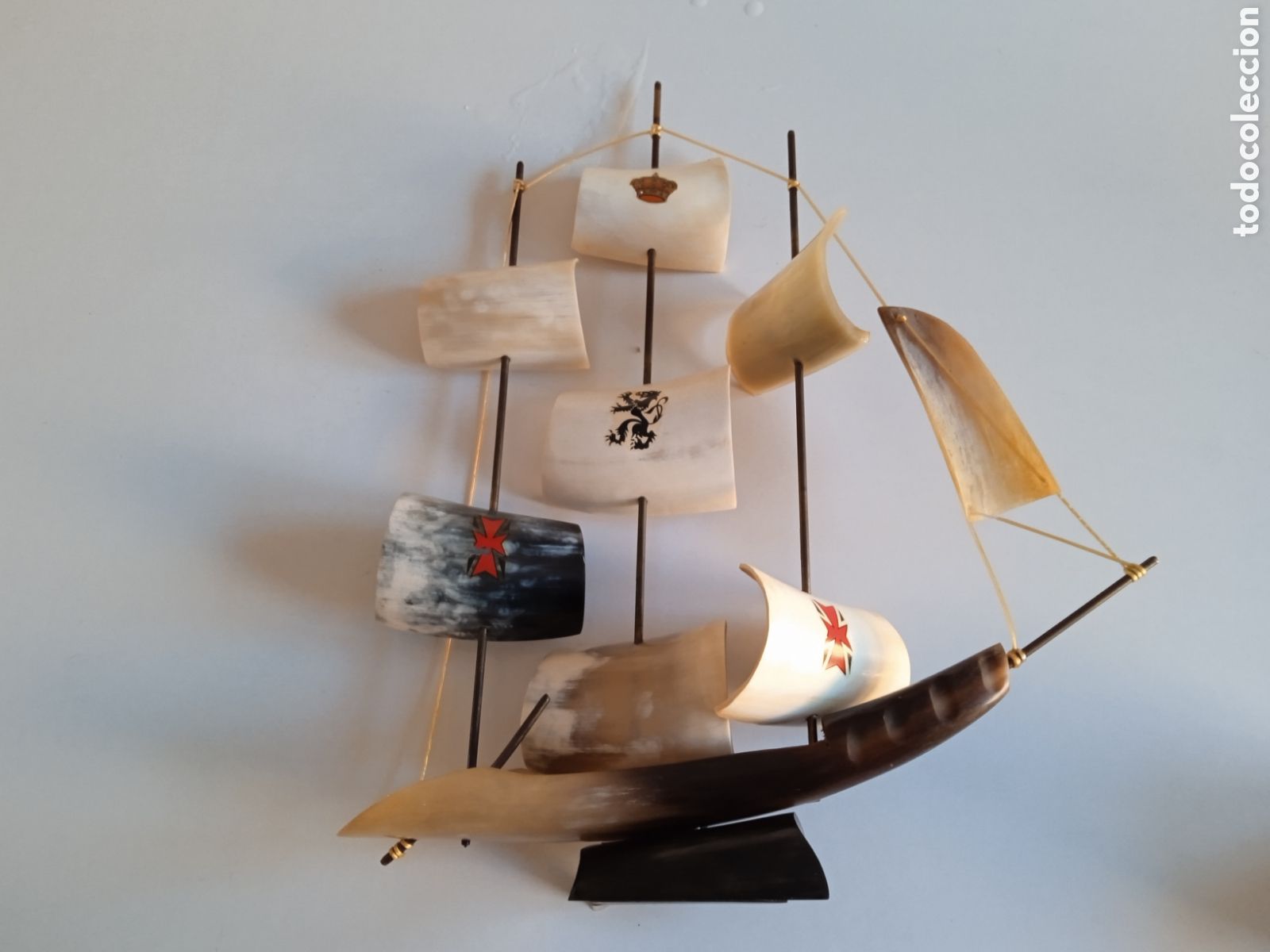 Antiques: Barco velero realizado en asta o cuerno de toro. A&ntilde;os 1960
