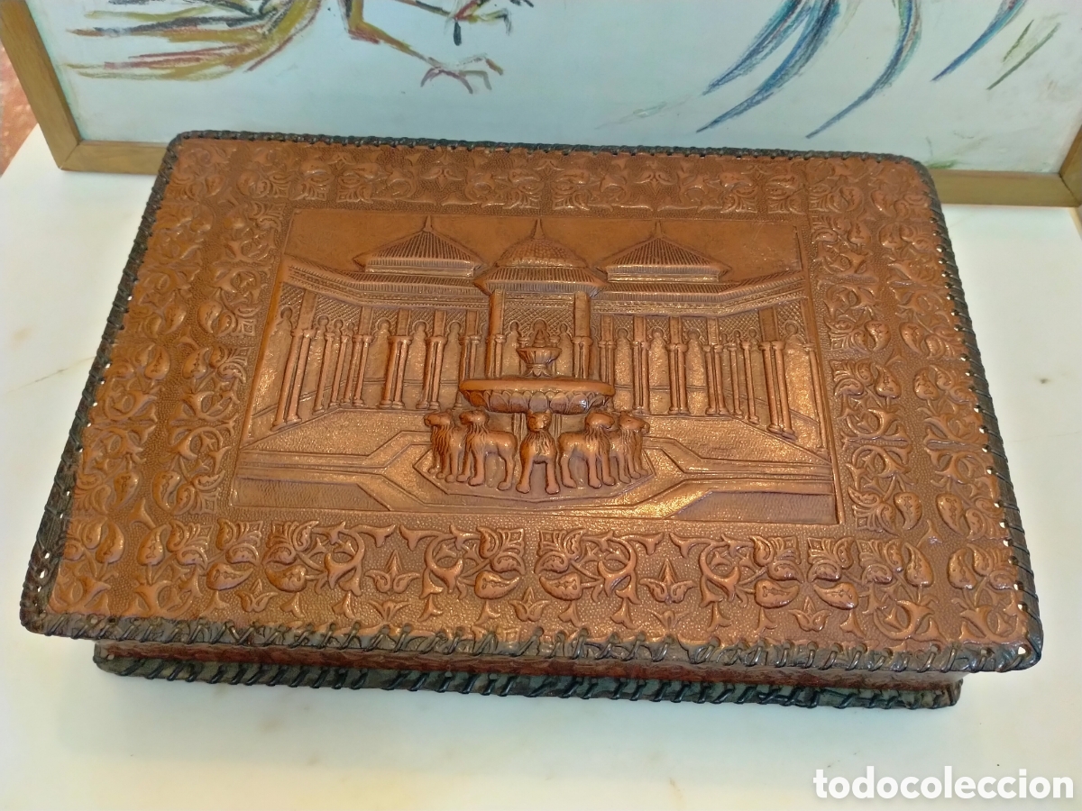 Antig&uuml;edades: Caja de puros en cuero repujado - Foto 1