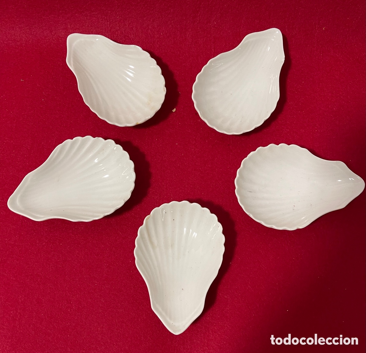 Antig&uuml;edades: Conjunto de cinco especieros o salseros, en porcelana blanca.