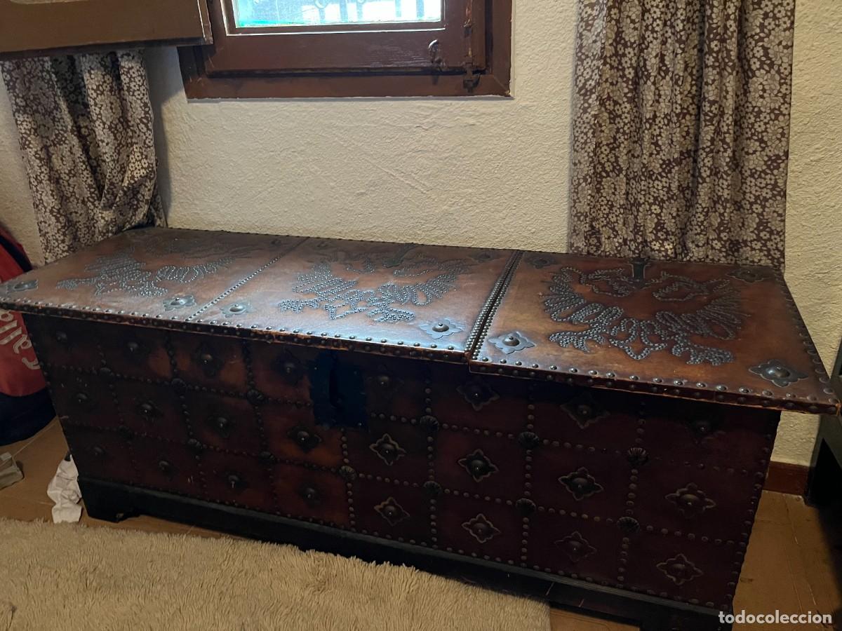 Antiques: Arc&oacute;n de piel con tachuelas en perfecto estado