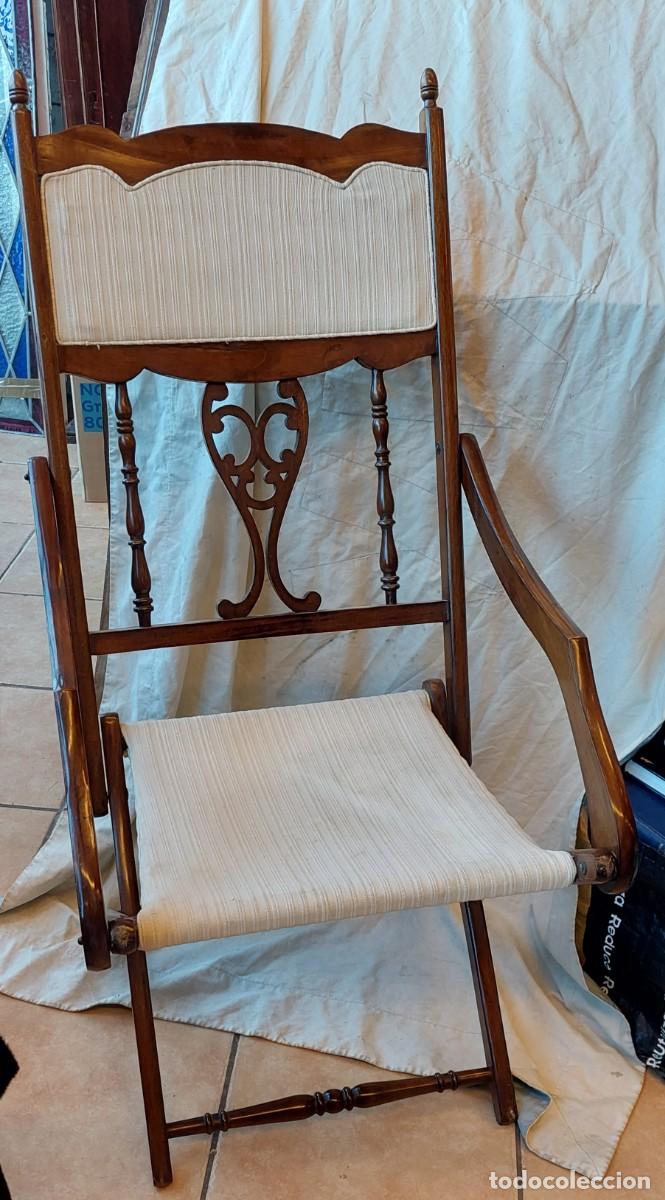 Antig&uuml;edades: Silla plegable de madera y tapiceria - Foto 1