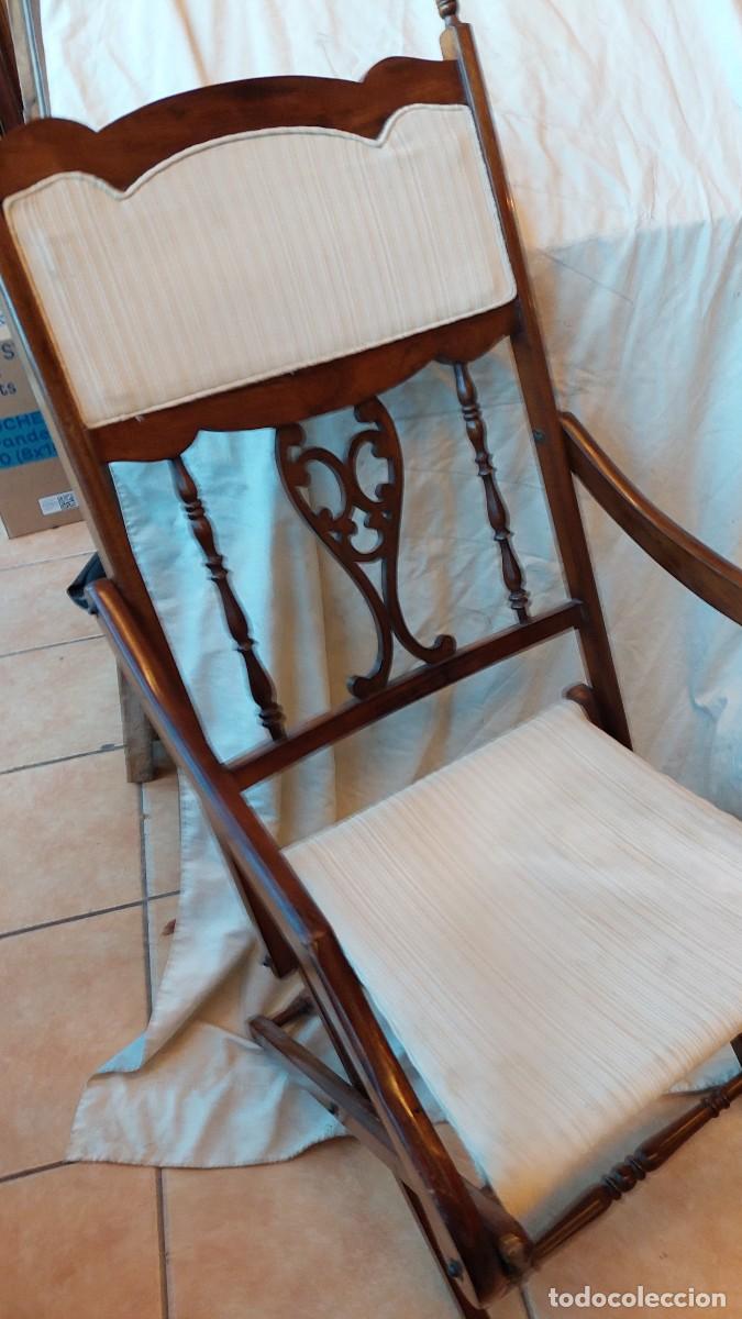 Antig&uuml;edades: Silla plegable de madera y tapiceria - Foto 2