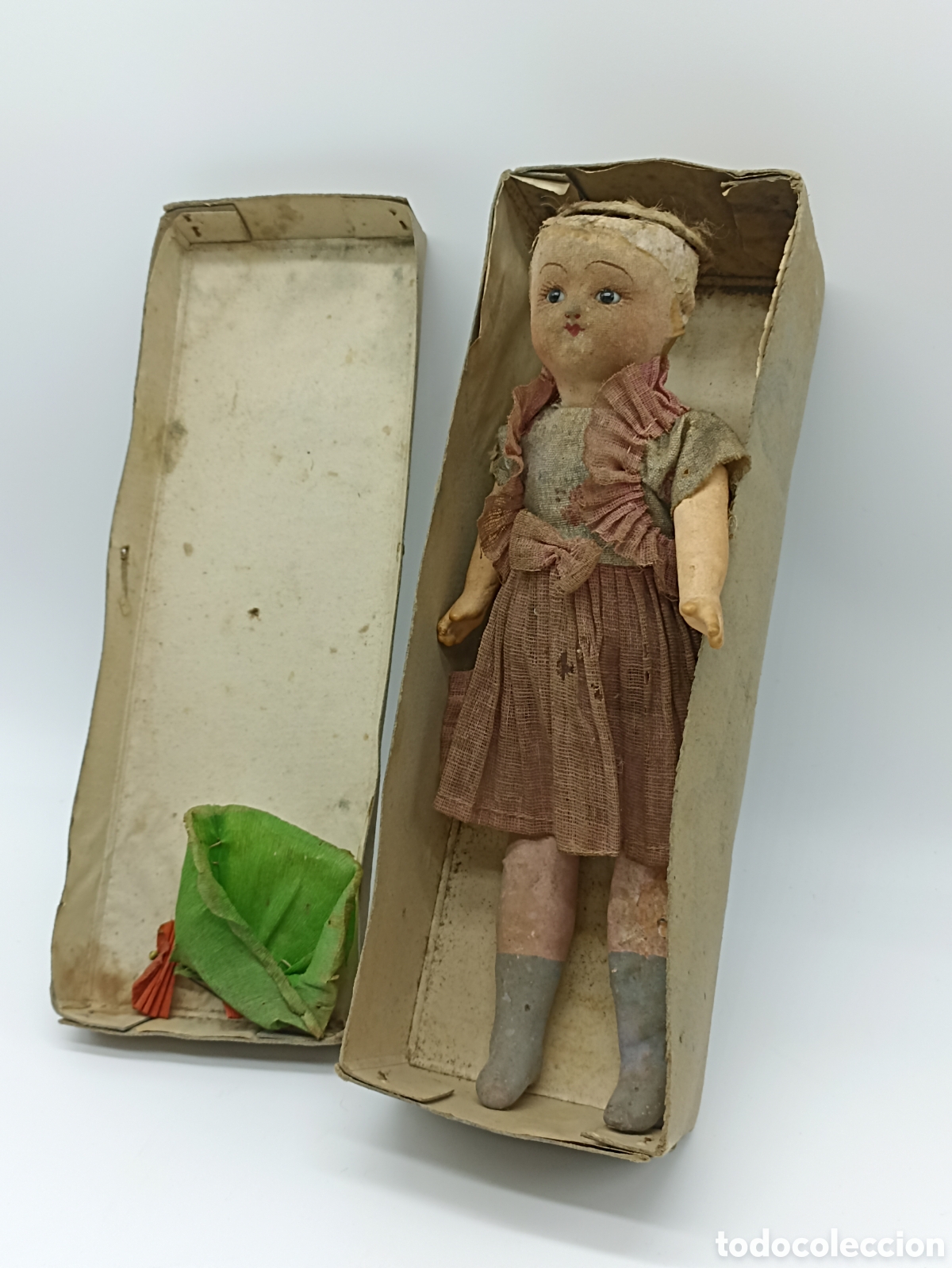 Antiguidades: Mu&ntilde;eca cart&oacute;n piedra y tela con ojos de cristal