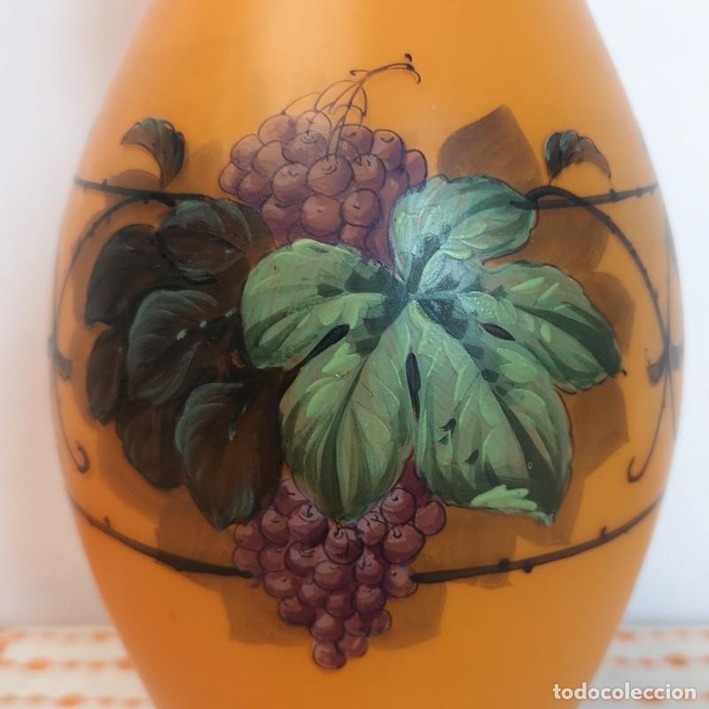 Antig&uuml;edades: Florero de Opalina Naranja - Foto 3
