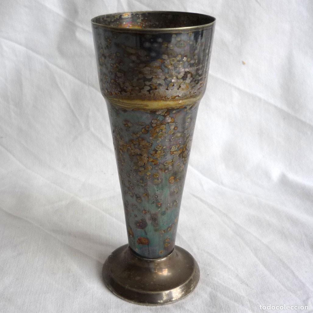 Antiguidades: Antiguo vaso de metal plateado con base de plomo