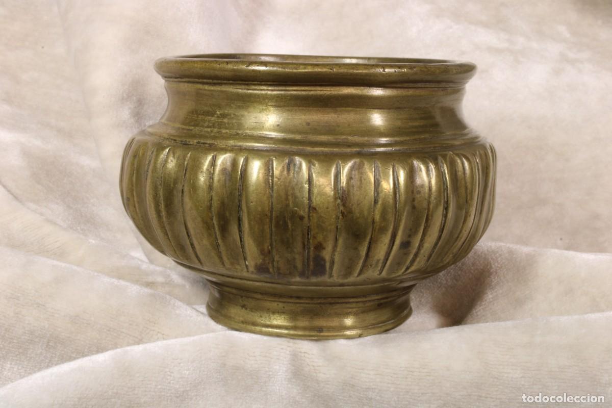 Antiquit&eacute;s: Cuenco Hind&uacute; de bronce. Lobulado. Indian bronze bowl. Lobed. S.XVIII