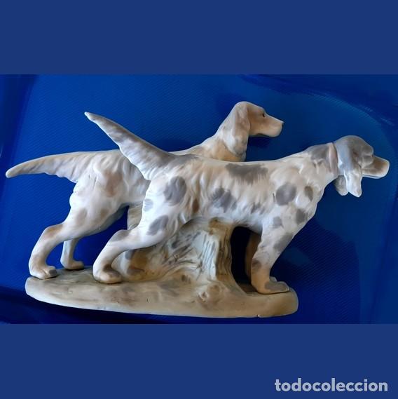 Antig&uuml;edades: PAREJA DE PERROS SETTER PORCELANA BISCUIT - Foto 1