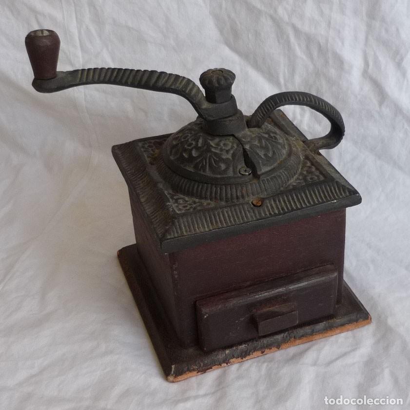 Antig&uuml;edades: Molinillo de caf&eacute; en hierro y madera - Foto 1