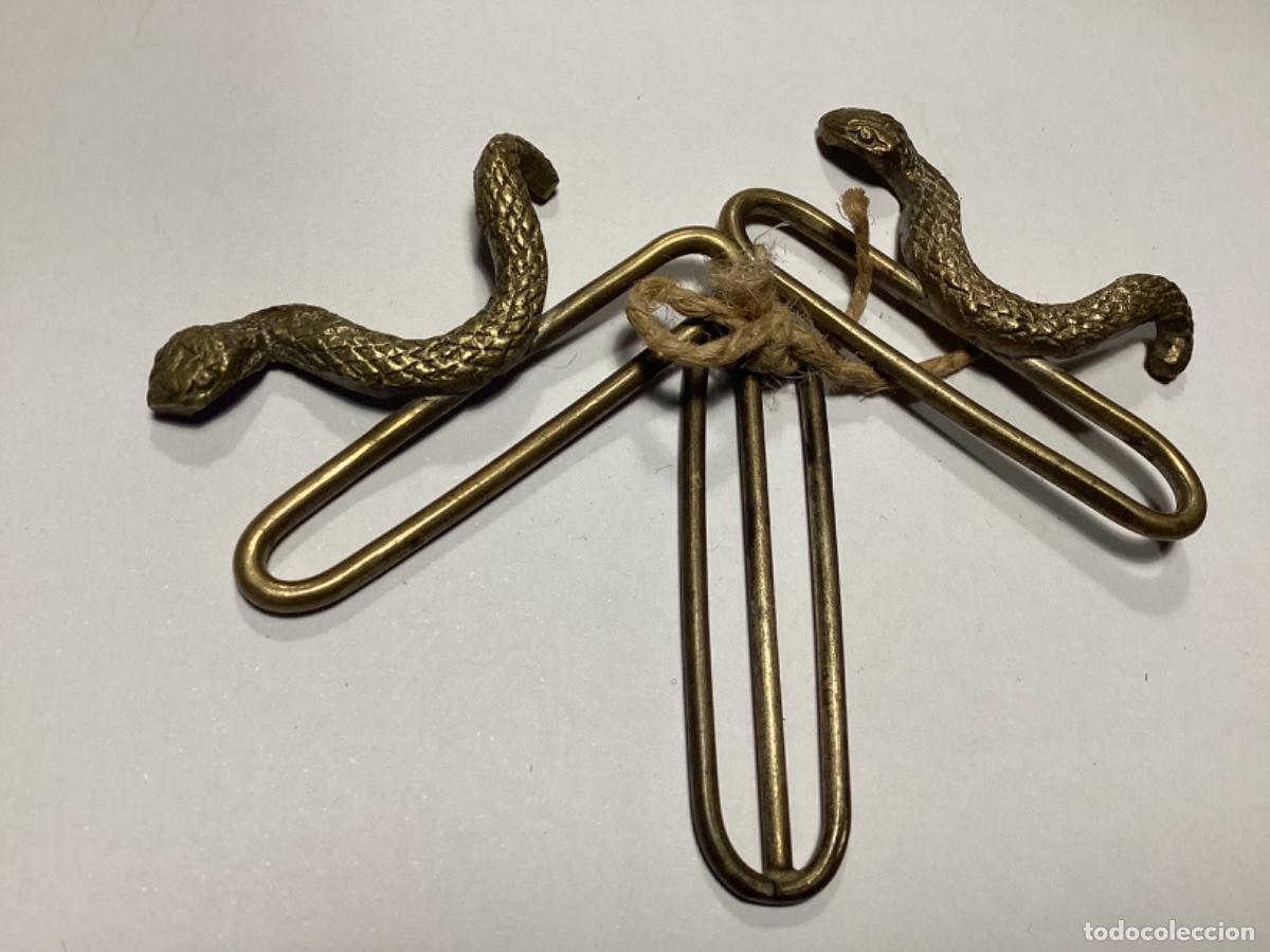 Antig&uuml;edades: Dos hebillas forma serpiente met&aacute;licas - Foto 2
