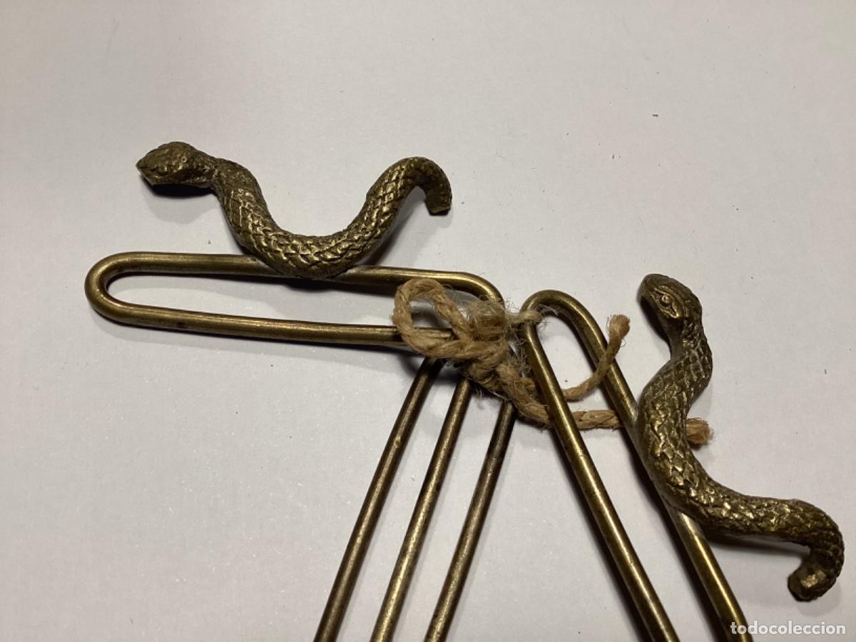 Antig&uuml;edades: Dos hebillas forma serpiente met&aacute;licas - Foto 3