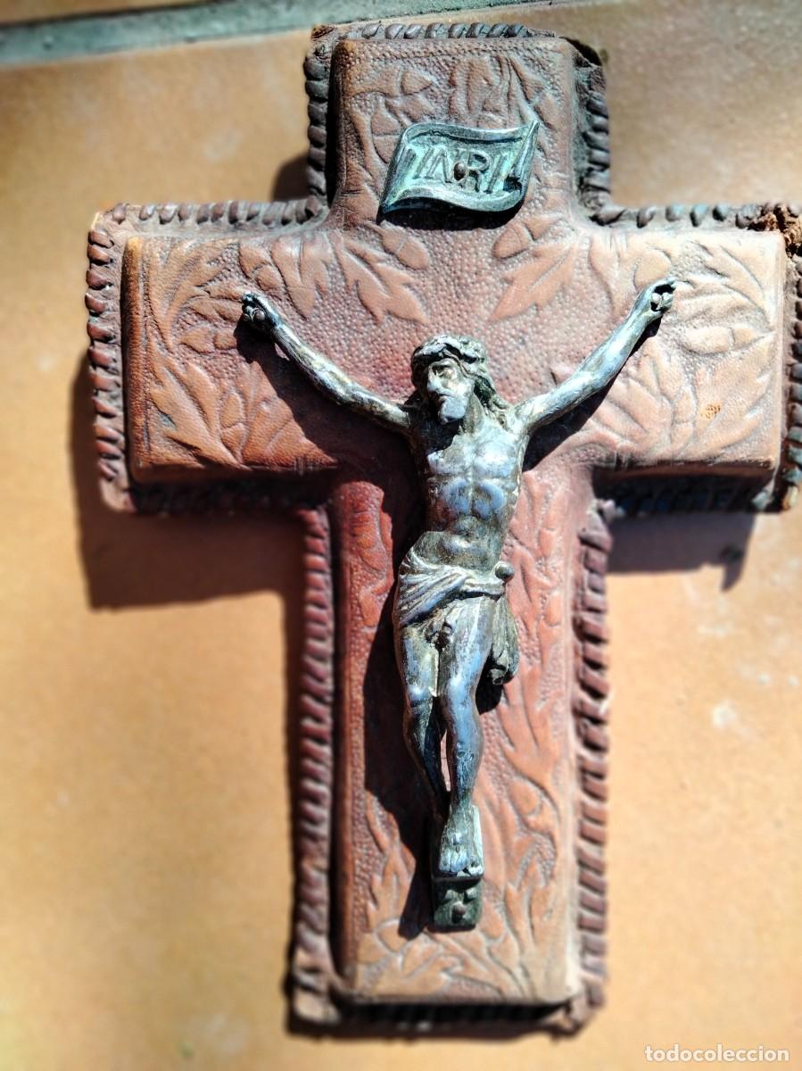Antig&uuml;edades: Crucifijo bronce sobre piel - Foto 1