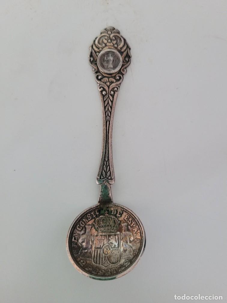CUCHARILLA ANTIGUA CON MONEDA