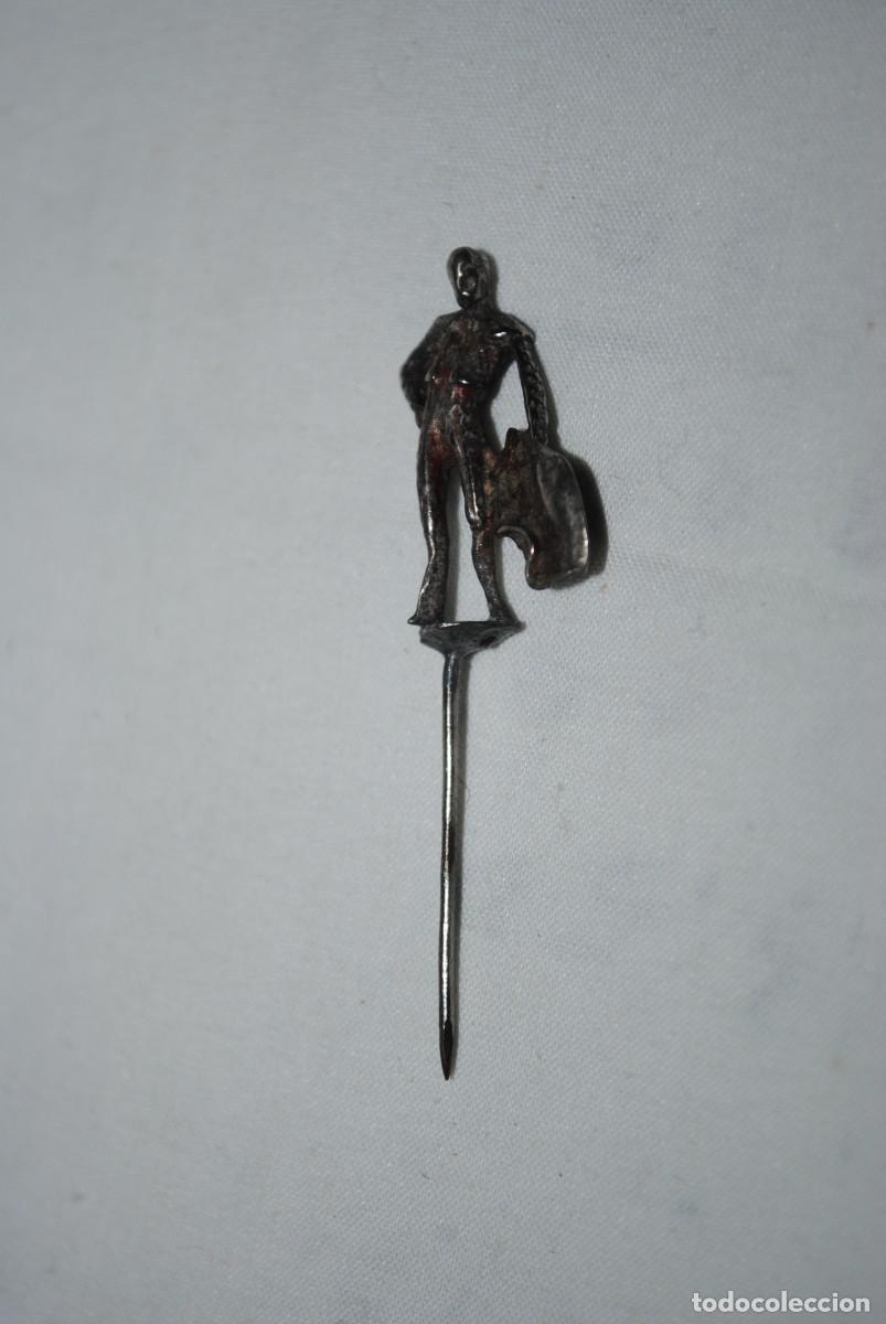 Antig&uuml;edades: ALFILER DE PLATA EN FORMA DE TORERO . - Foto 1