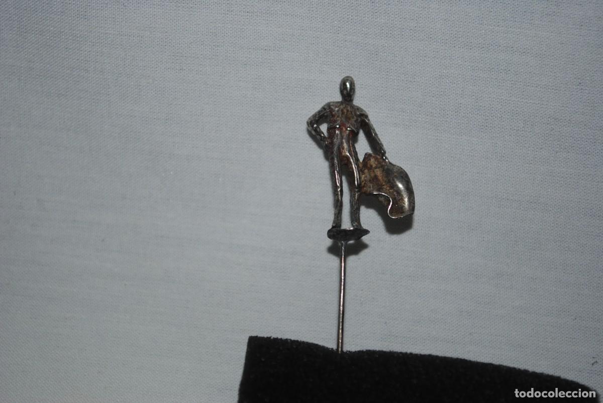 Antig&uuml;edades: ALFILER DE PLATA EN FORMA DE TORERO . - Foto 2
