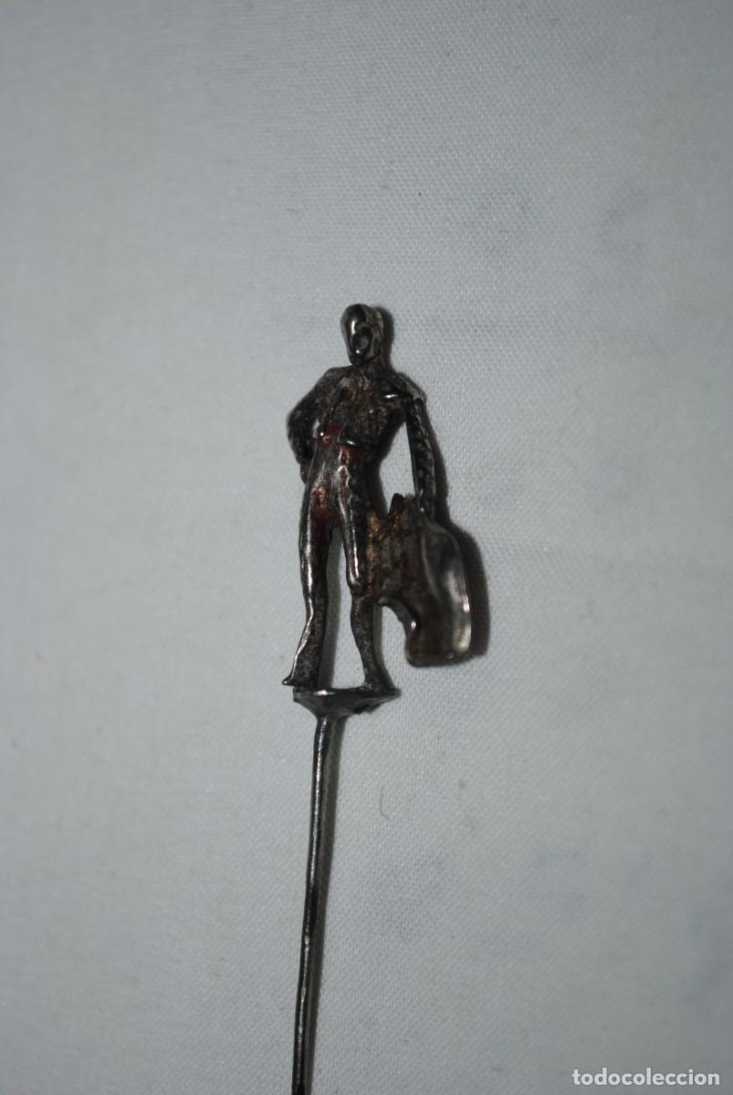 Antig&uuml;edades: ALFILER DE PLATA EN FORMA DE TORERO . - Foto 3