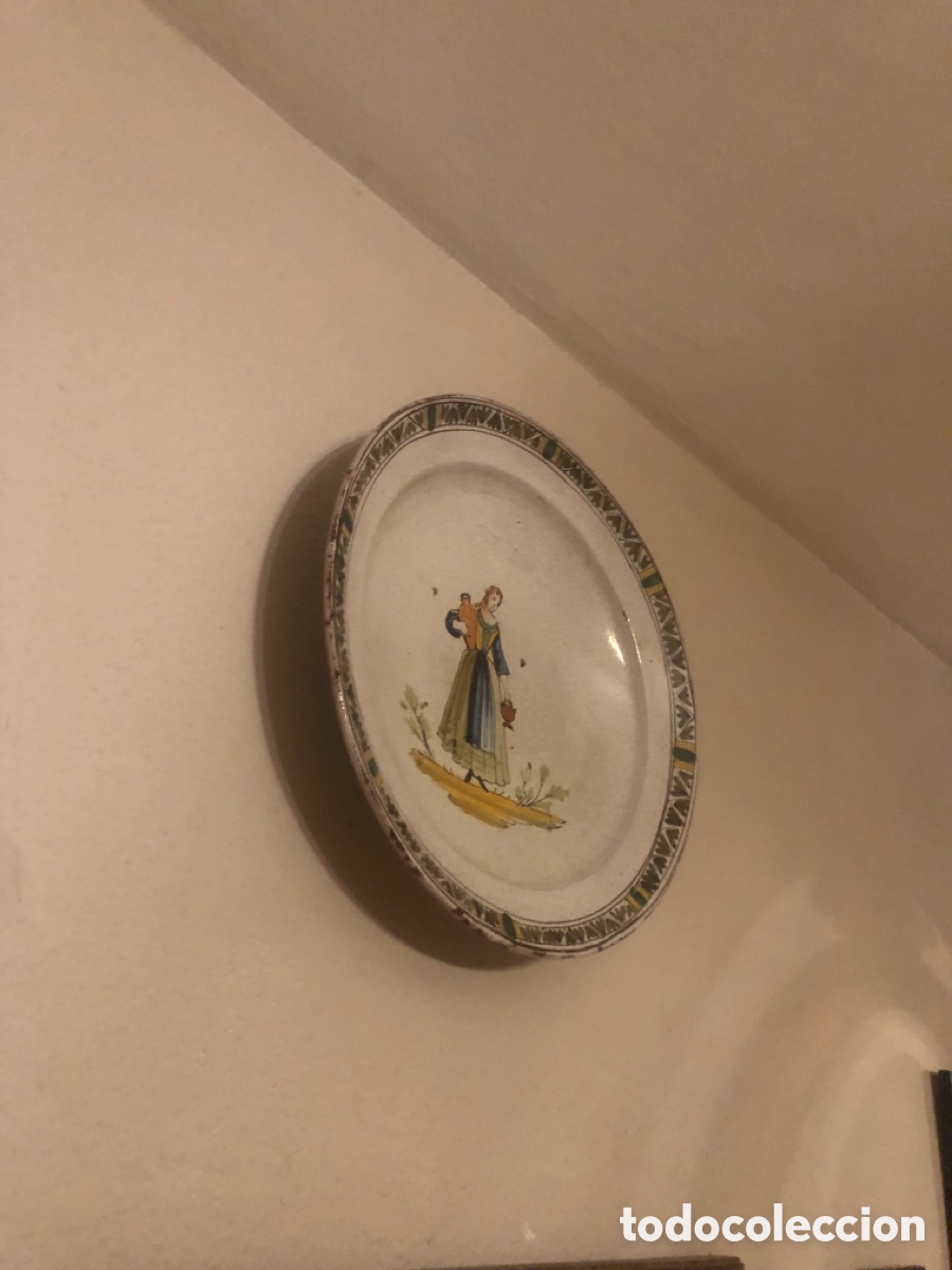 Antig&uuml;edades: Plato de Talavera con personaje - Foto 2