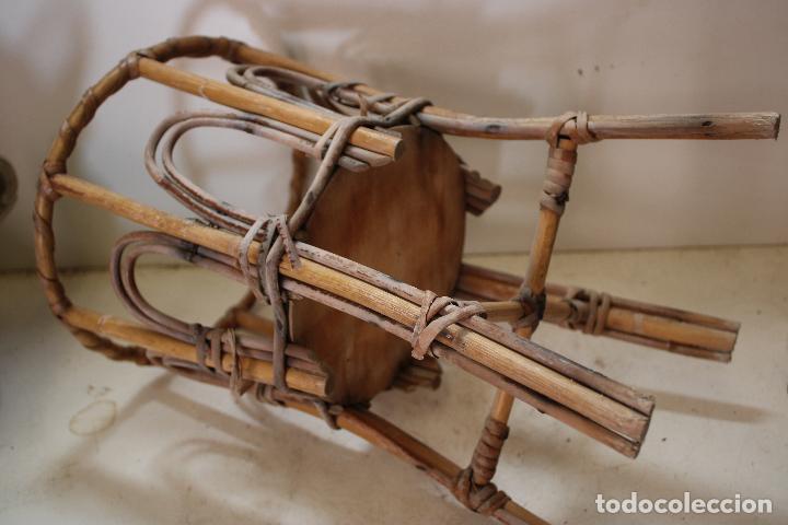 Antig&uuml;edades: macetero de mimbre - Foto 2